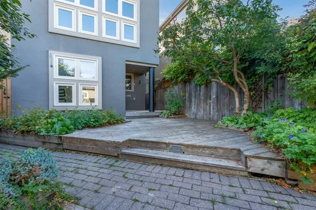 216 4 Ave, Calgary 5