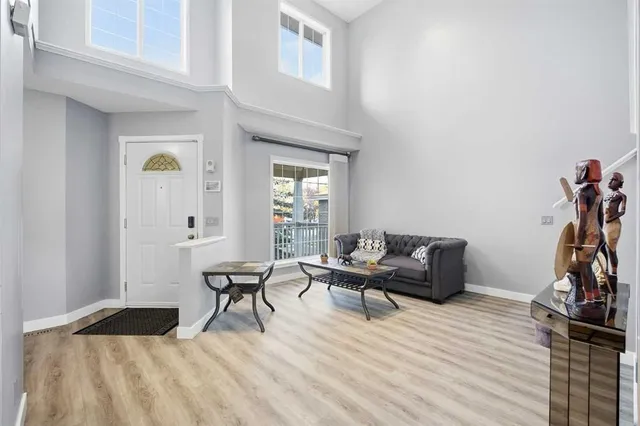 9858 Hidden Valley Dr, Calgary 3