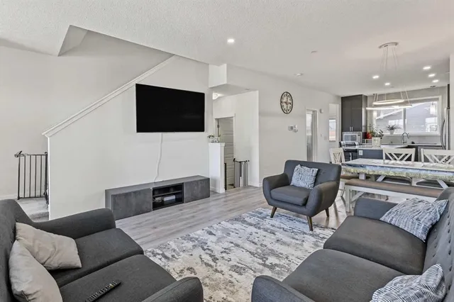 16 Howse Cres, Calgary 5
