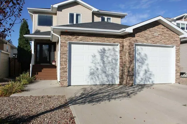 938 Manor Pl, Redcliff 2