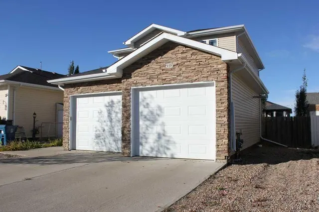 938 Manor Pl, Redcliff 3