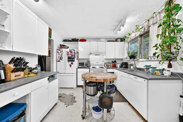 360 Rundlefield Rd, Calgary 3