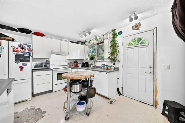 360 Rundlefield Rd, Calgary 4