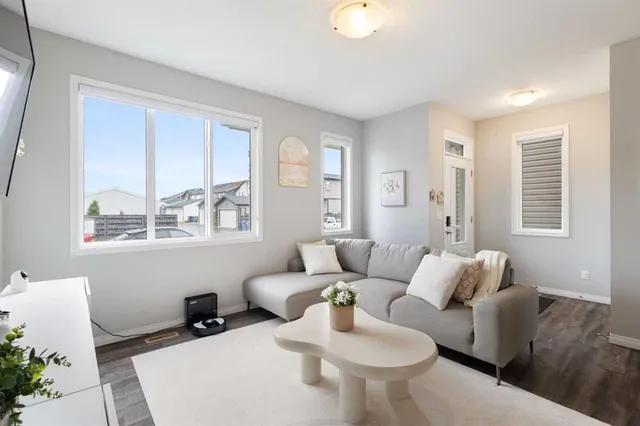 28 Seton Terr, Calgary 4