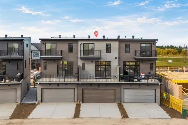 112 Greenwich Dr, Calgary 2