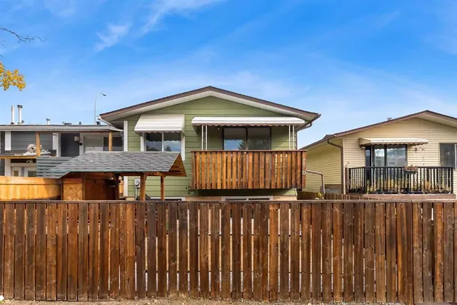 903 44 St #D, Calgary 3