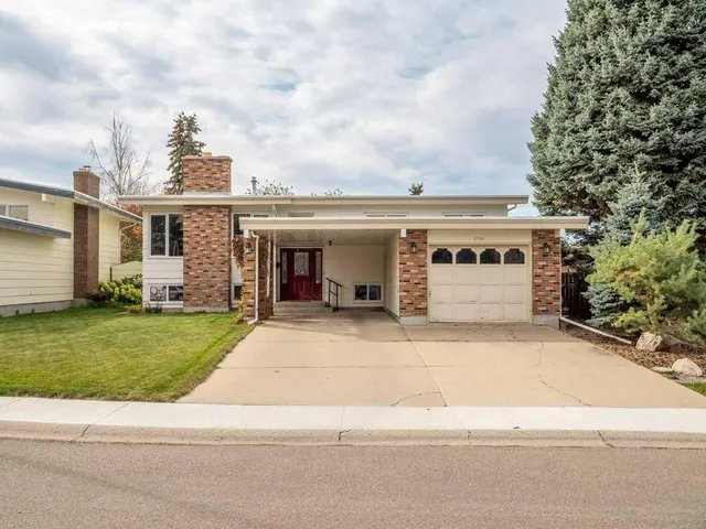 3710 Pine Cres, Lethbridge 2