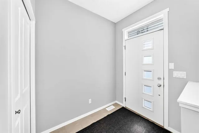154 Livingston Ave, Calgary 3