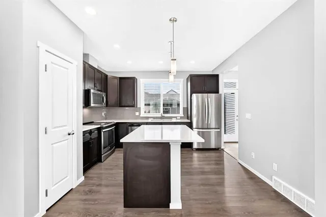 154 Livingston Ave, Calgary 4