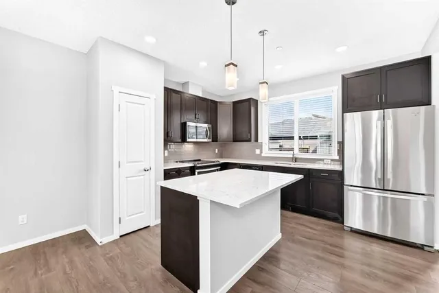 154 Livingston Ave, Calgary 5