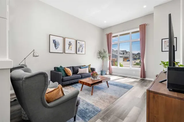 374 Magnolia Sq, Calgary 3