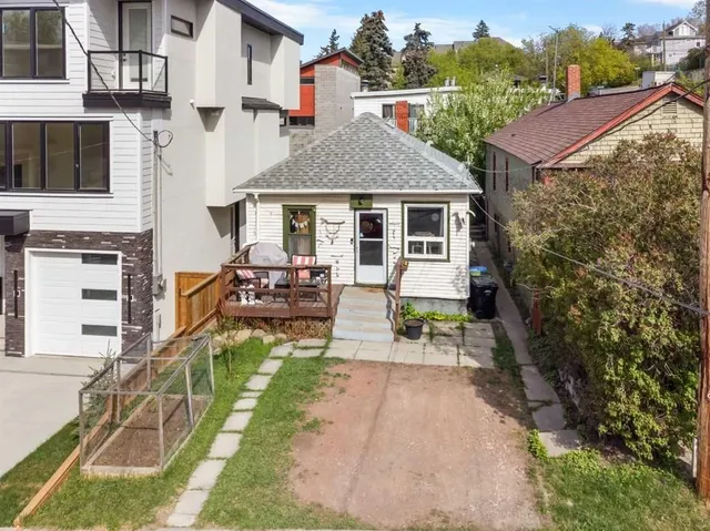 2520 16B St, Calgary 1
