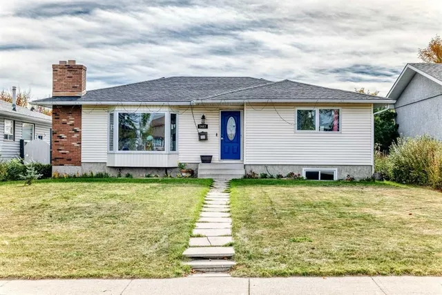 5447 RUNDLEVIEW Rd, Calgary