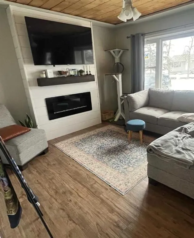 206 2nd Ave, Manning 2