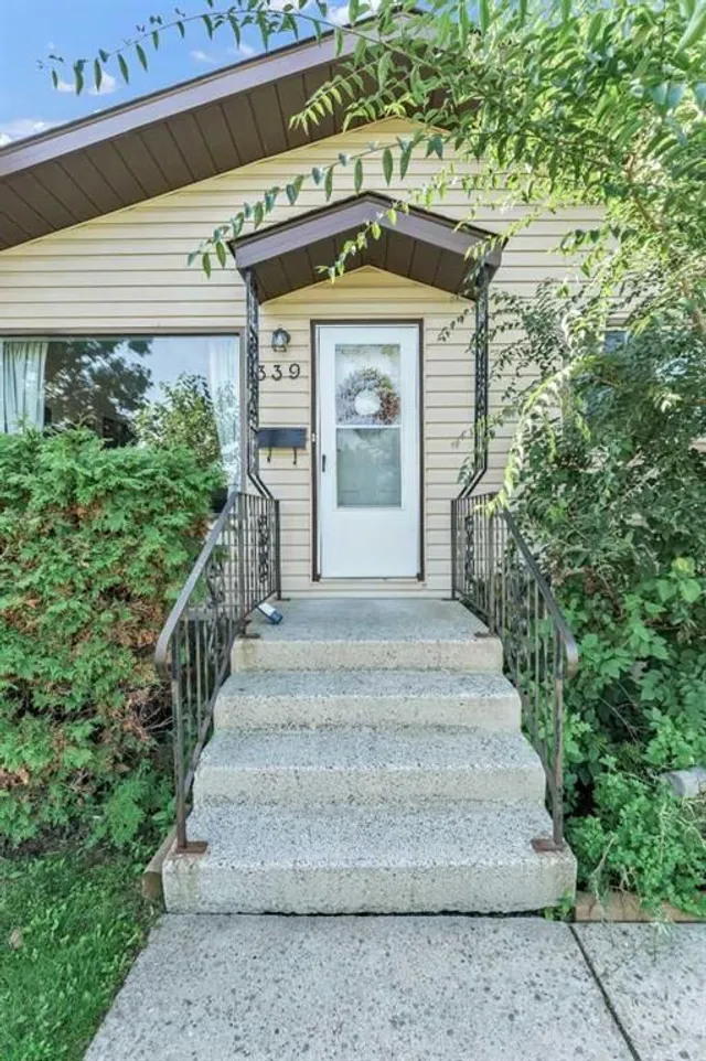 339 Ross Glen Dr, Medicine Hat 2