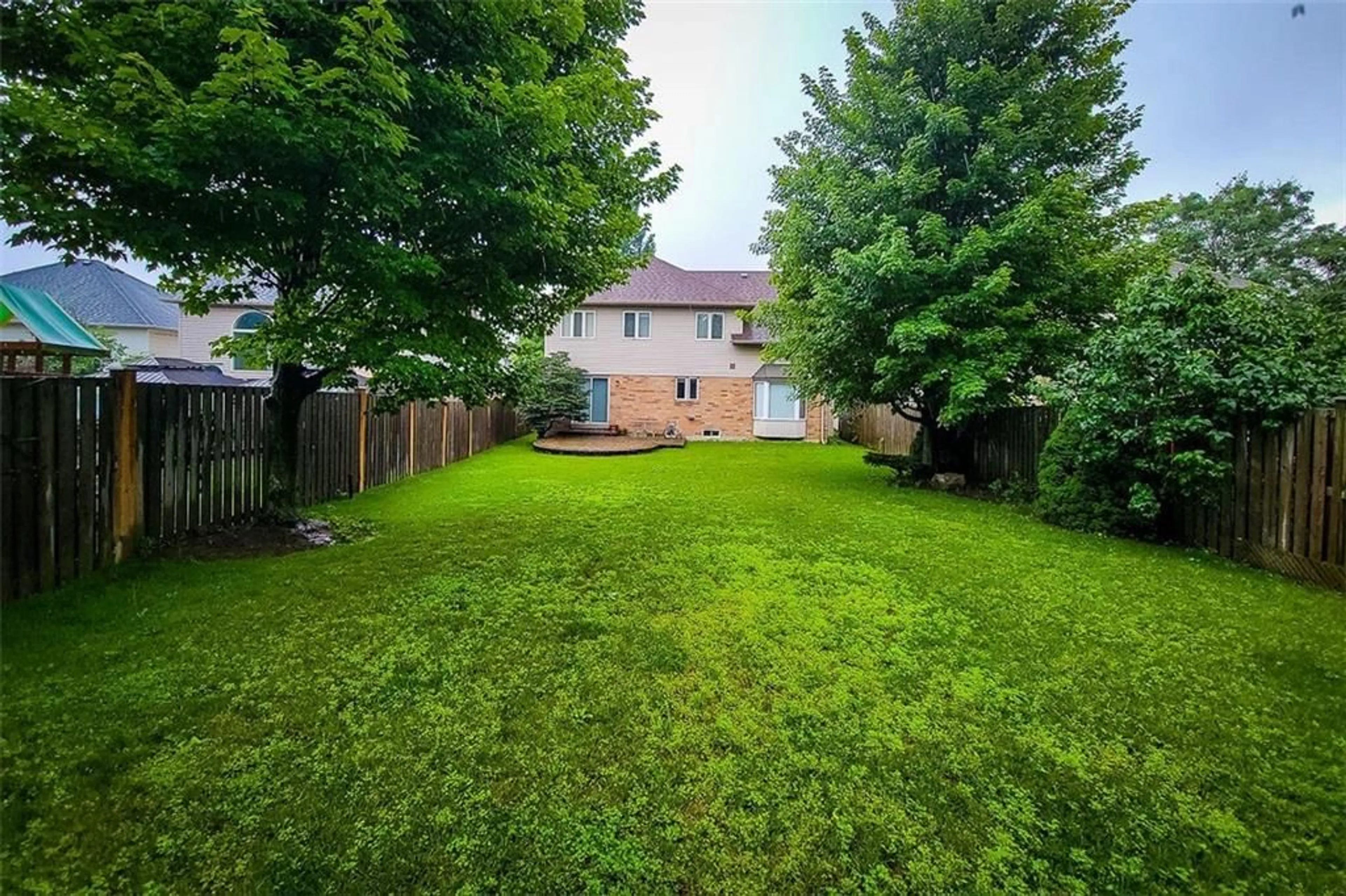 Fenced yard for 88 CABRIOLET Cres, Ancaster Ontario L9K 1K6