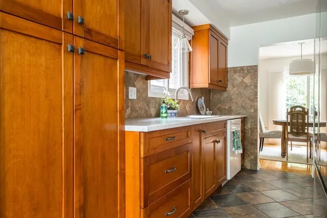 Additional property image - 4 KNOLLWOOD Crt