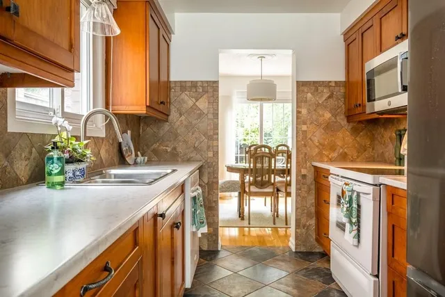 Additional property image - 4 KNOLLWOOD Crt