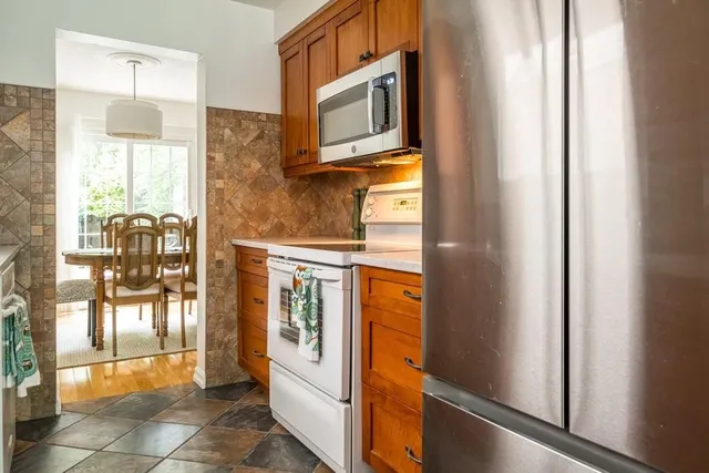Additional property image - 4 KNOLLWOOD Crt