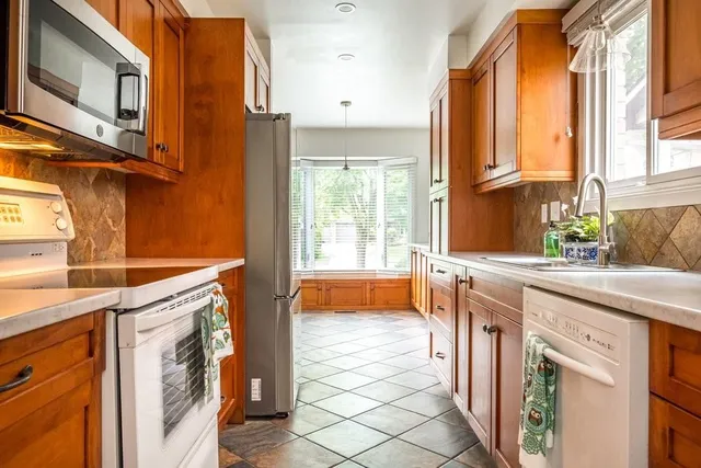 Additional property image - 4 KNOLLWOOD Crt