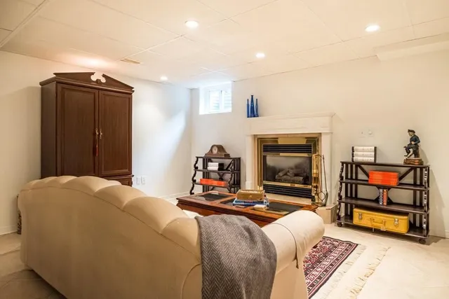 Additional property image - 4 KNOLLWOOD Crt