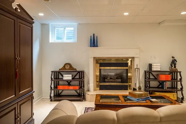 Additional property image - 4 KNOLLWOOD Crt