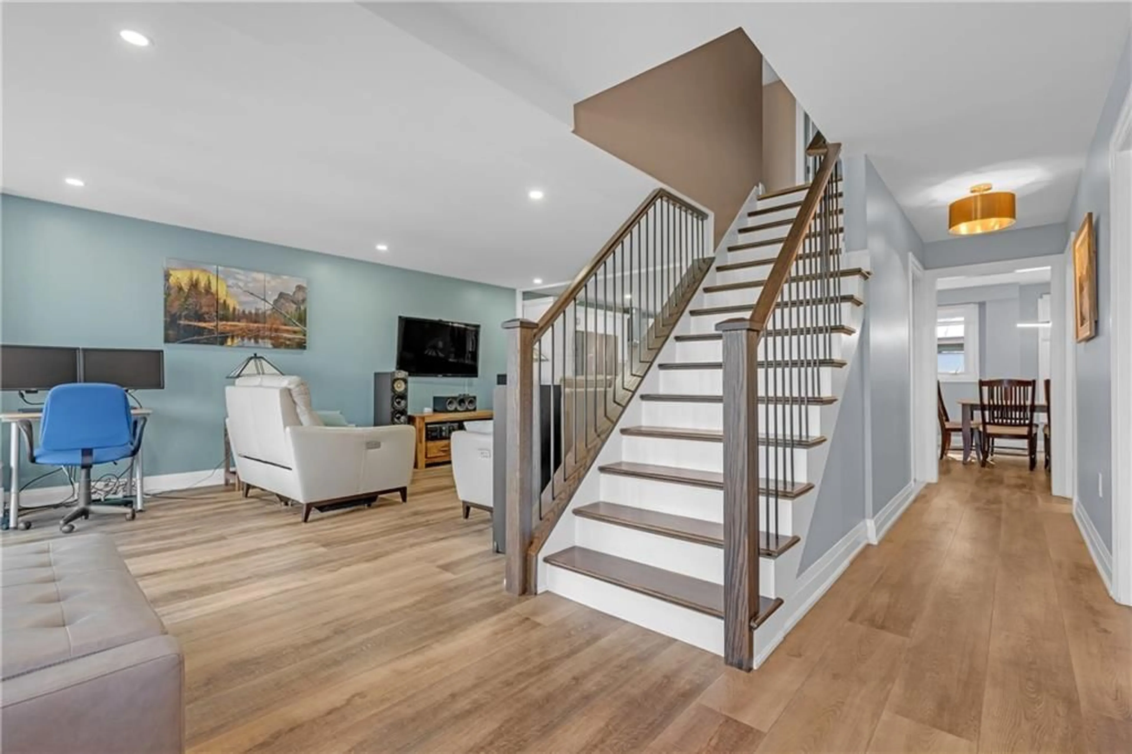 Stairs for 64 HILDEGARD Dr, Hamilton Ontario L8K 5S1