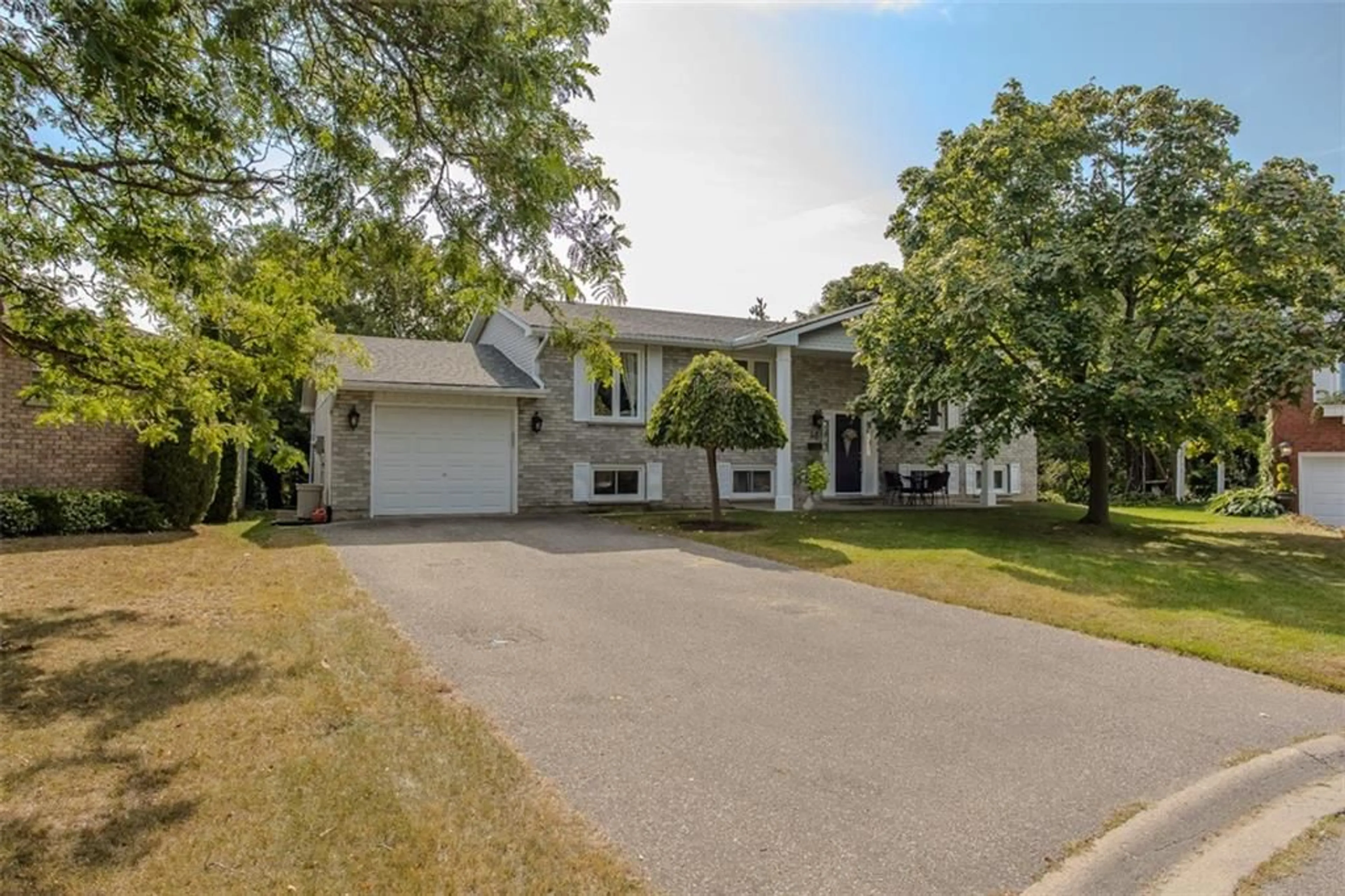 Frontside or backside of a home for 18 ILONA Crt, Brantford Ontario N3R 7N2