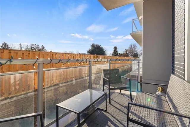 Additional property image - 16 MARKLE Cres Unit 202