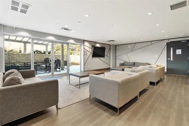 Additional property image - 16 MARKLE Cres Unit 202