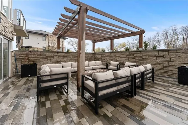 Additional property image - 16 MARKLE Cres Unit 202