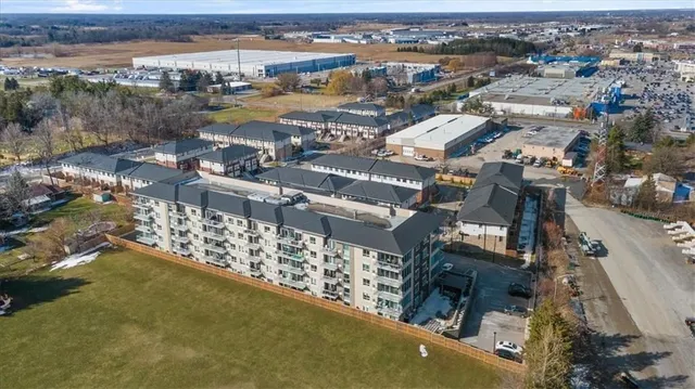 Additional property image - 16 MARKLE Cres Unit 202