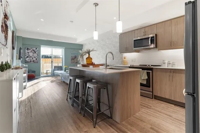Additional property image - 16 MARKLE Cres Unit 202