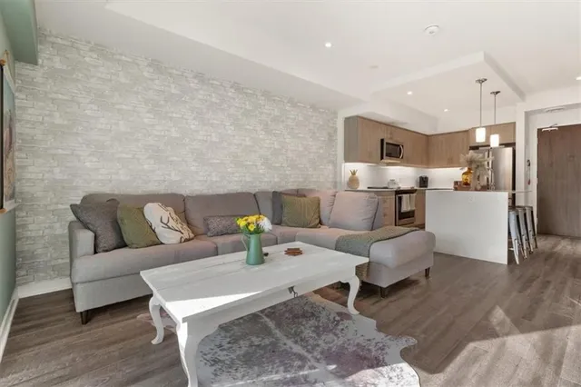 Additional property image - 16 MARKLE Cres Unit 202
