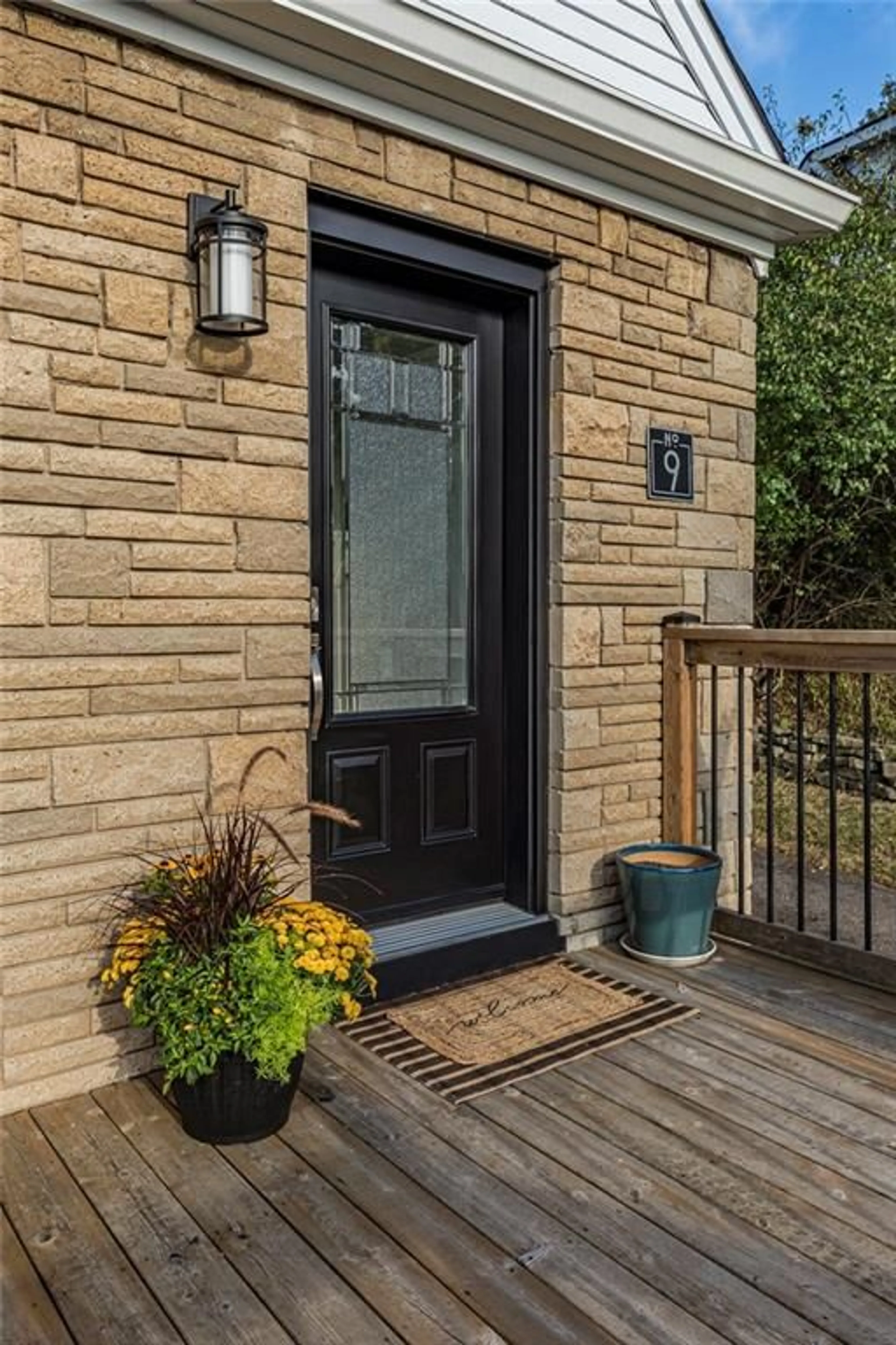 Indoor entryway, wood floors for 9 LINDA Crt, Dundas Ontario L9H 1S7