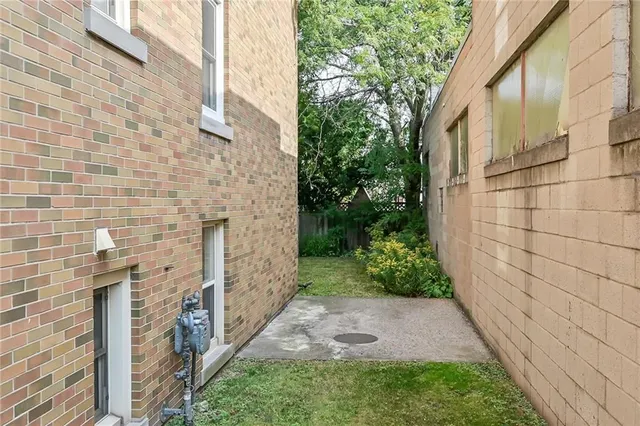 Additional property image - 802 KING St Unit 5