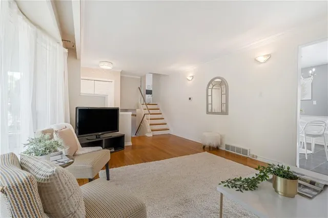 Additional property image - 8 CAMELOT Dr