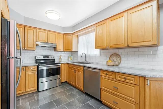 Additional property image - 8 CAMELOT Dr