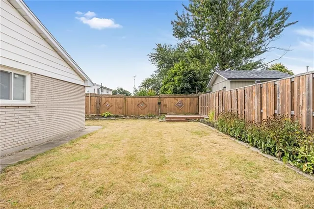 Additional property image - 8 CAMELOT Dr