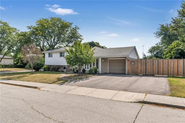 Additional property image - 8 CAMELOT Dr