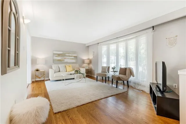Additional property image - 8 CAMELOT Dr