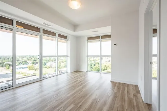 Additional property image - 470 DUNDAS St Unit 902