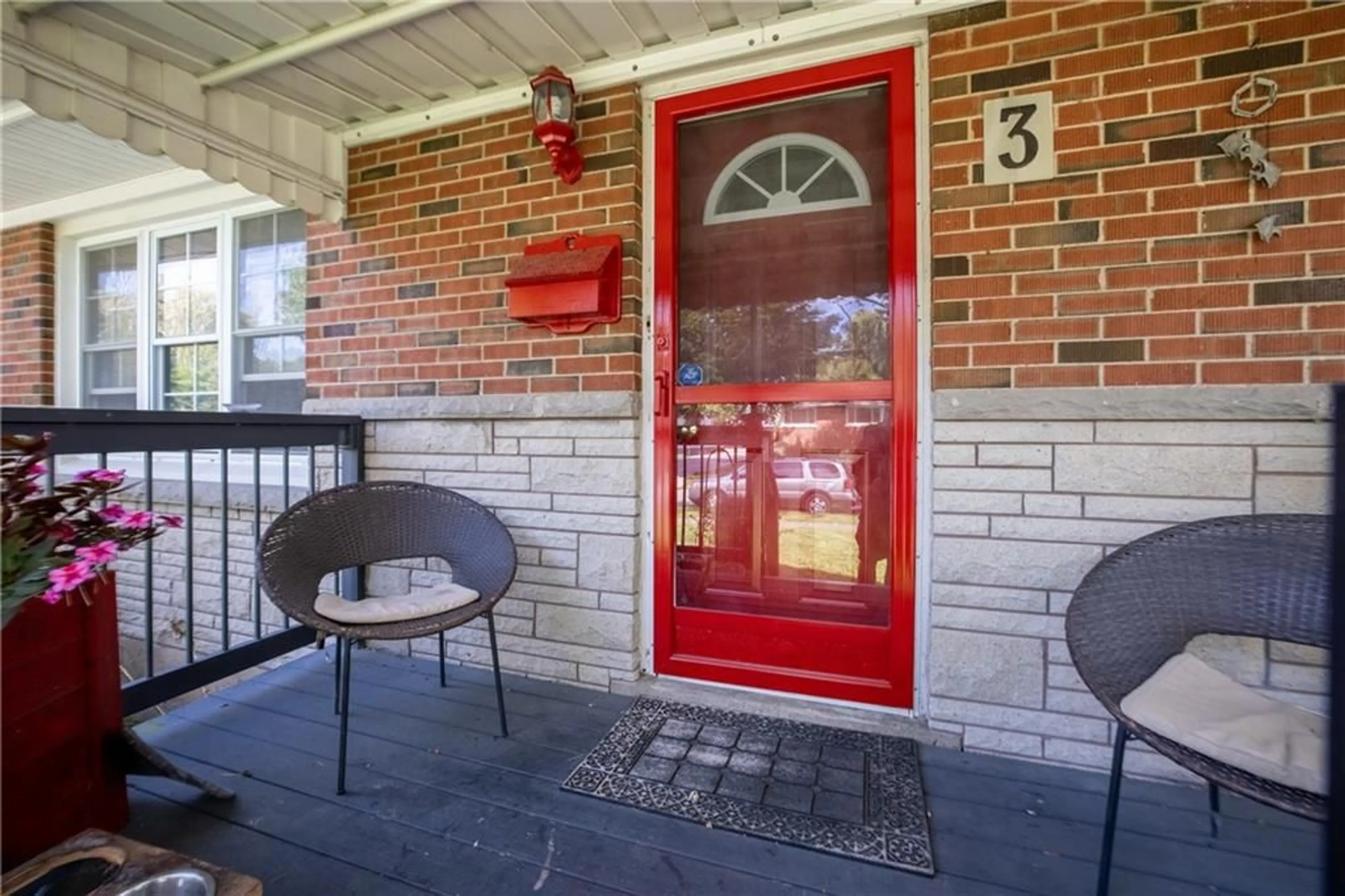 Indoor entryway for 3 MAPLEWOOD Cres, Welland Ontario L3C 4J8