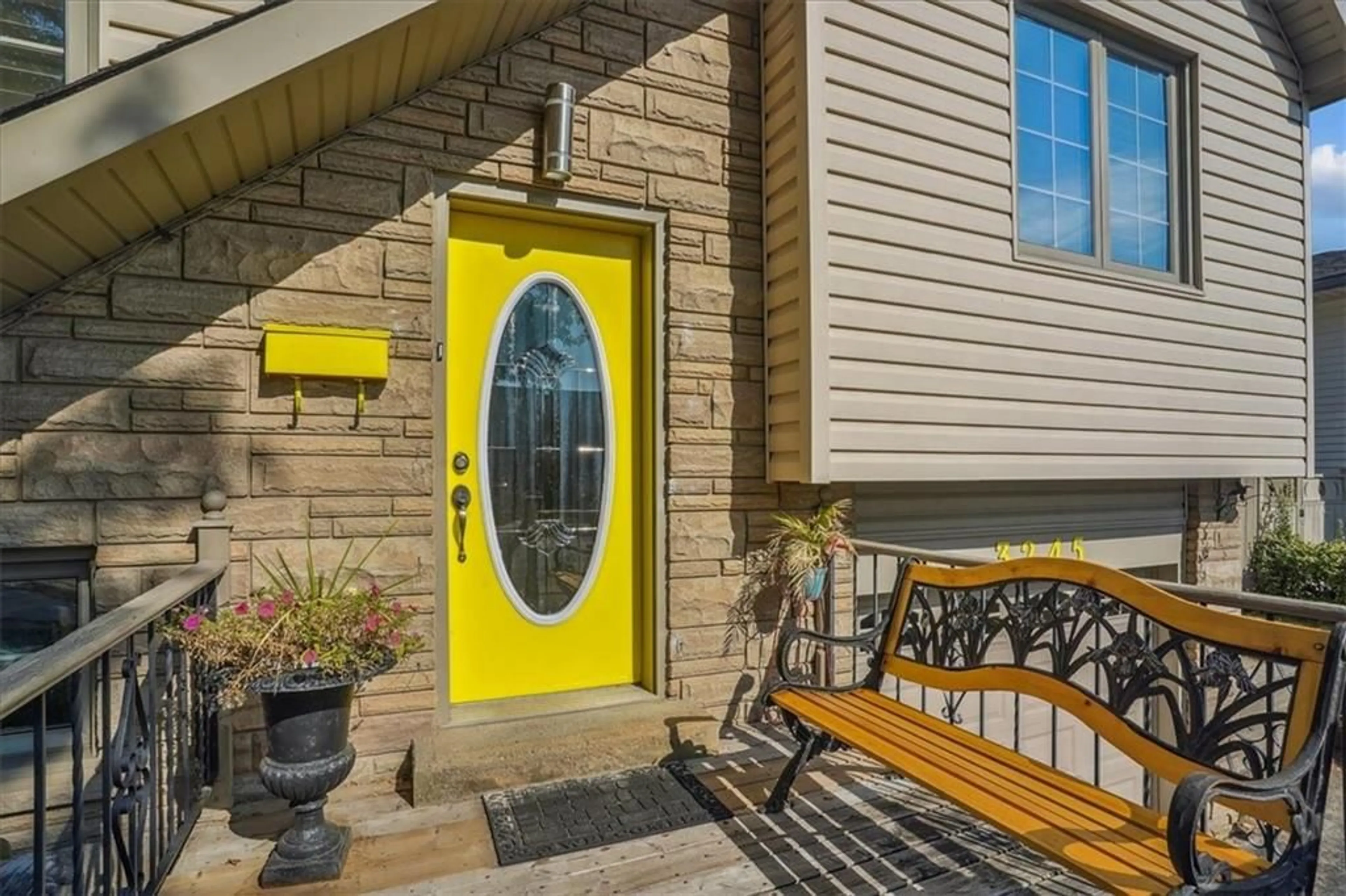 Indoor entryway for 3245 PALMER Dr, Burlington Ontario L7M 1W1