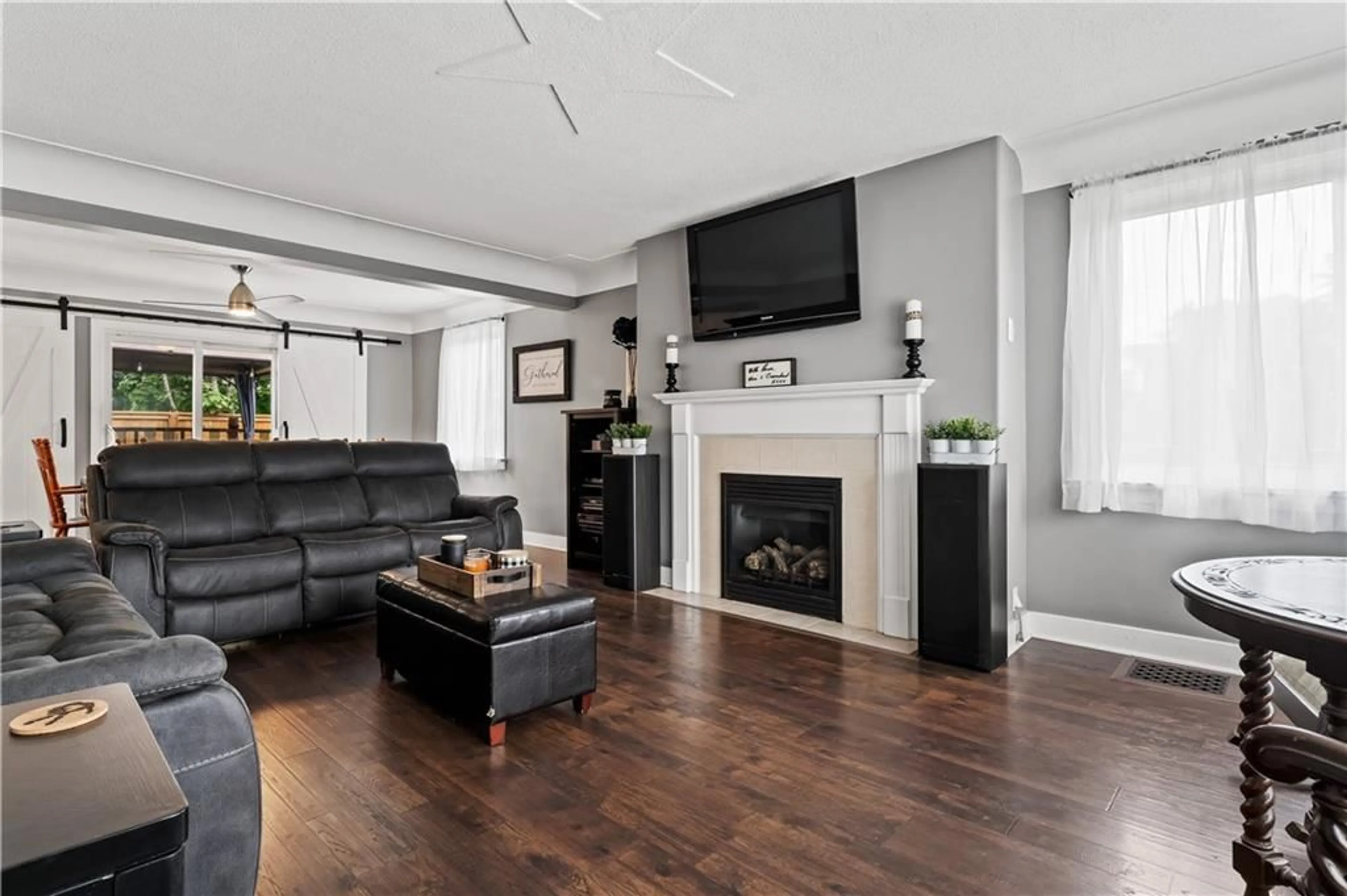 Living room for 18 IRVING Pl, Hamilton Ontario L8T 3R3