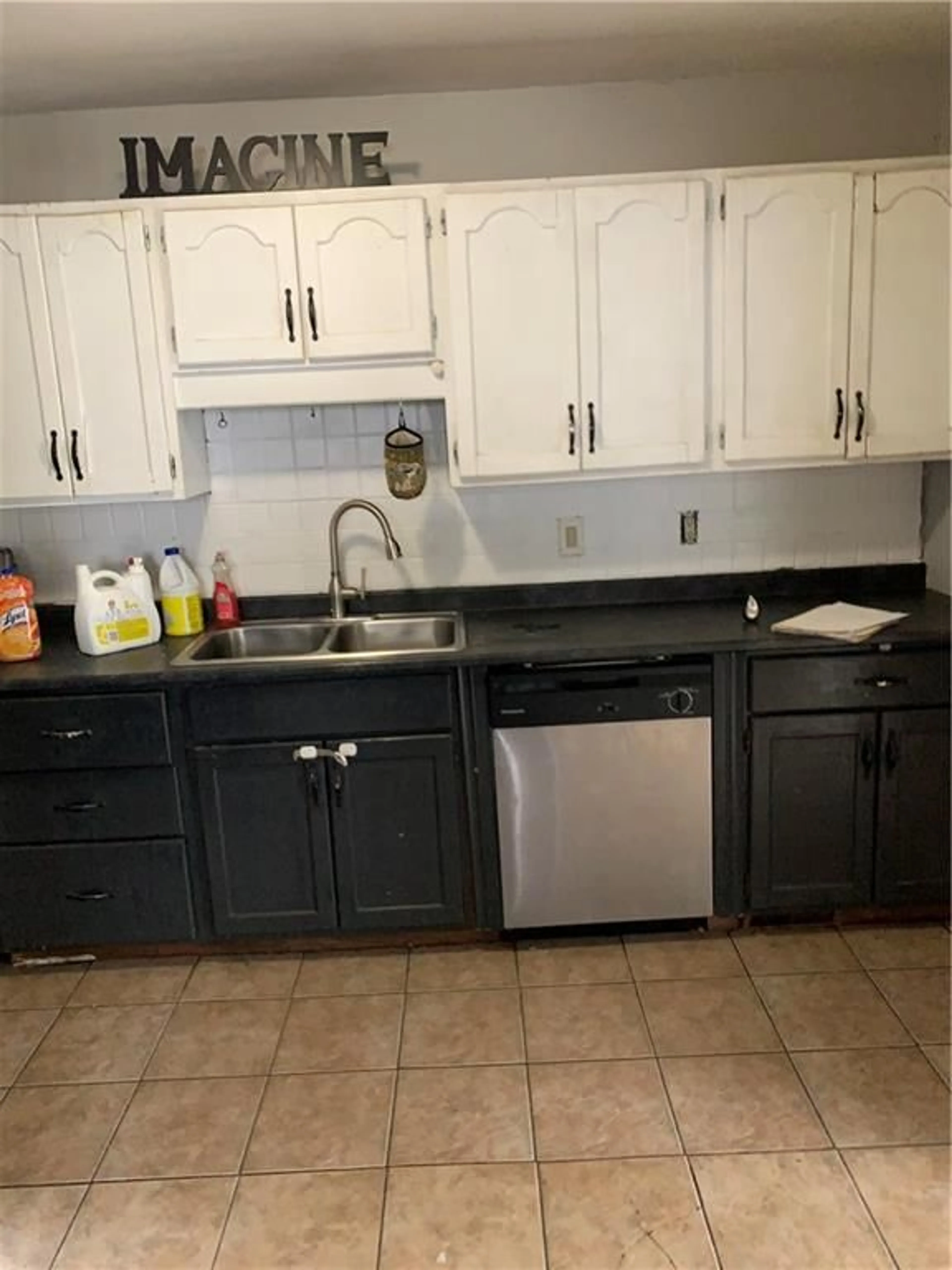 Kitchen for 98 EAST 18TH St, Hamilton Ontario L9A 4N8