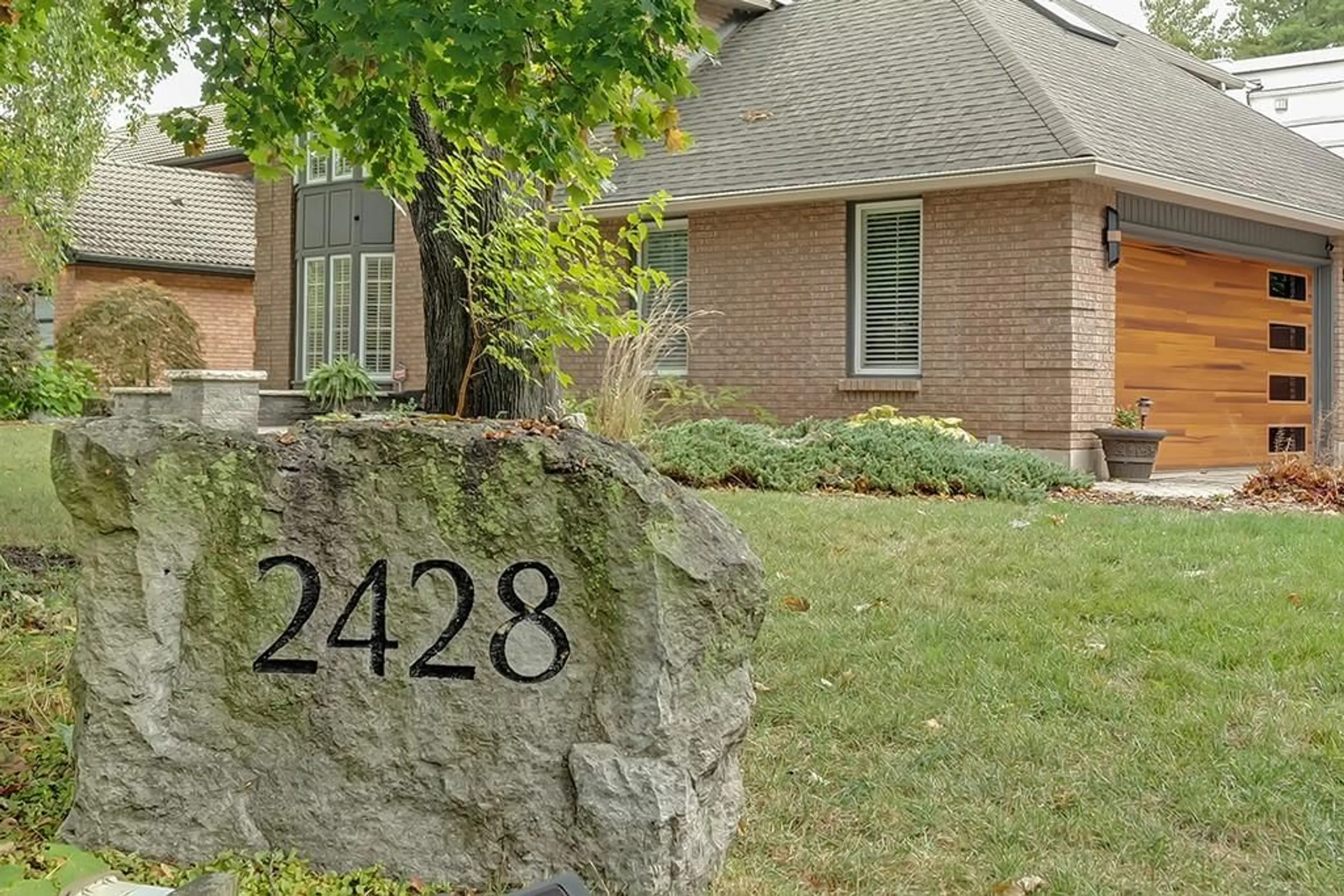 A pic from exterior of the house or condo for 2428 LAKESHORE Rd, Burlington Ontario L7R 1C1