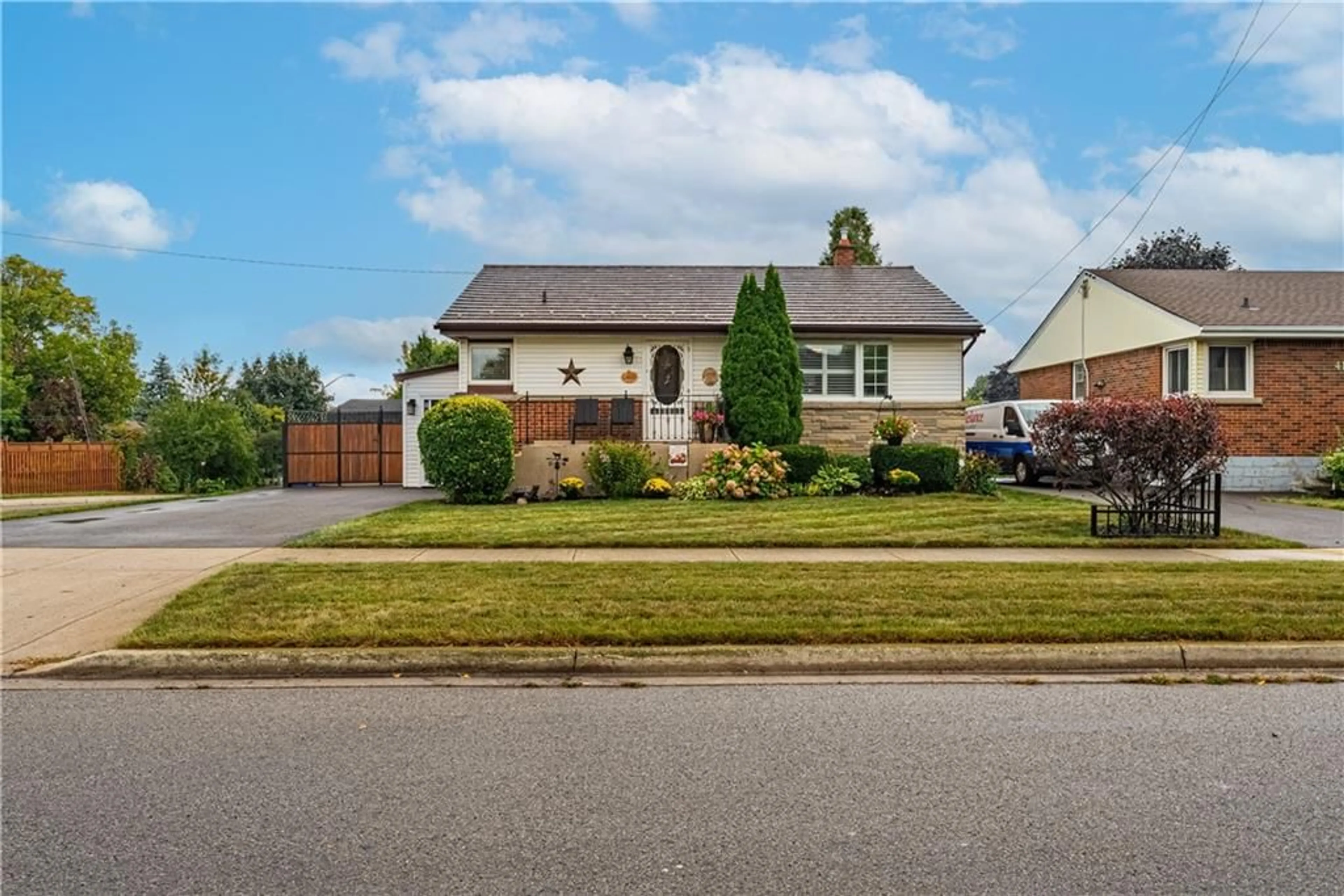 Frontside or backside of a home for 417 EAST 43RD St, Hamilton Ontario L8T 3E4