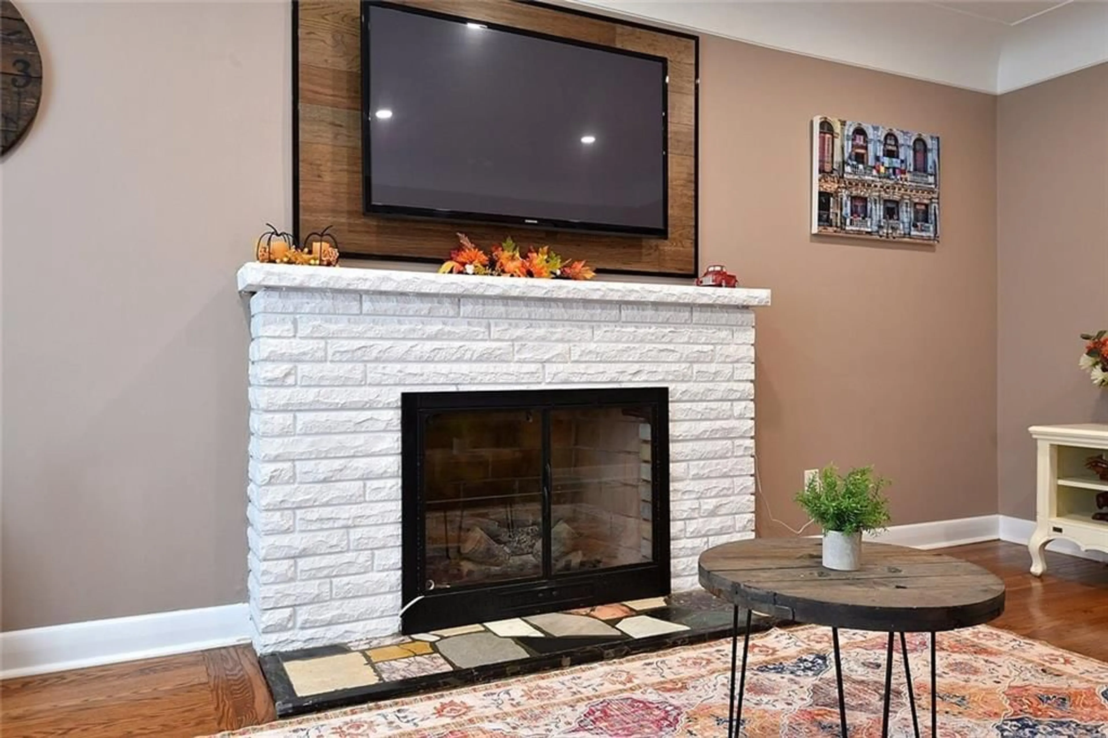 Living room for 141 REID Ave, Hamilton Ontario L8K 3V4