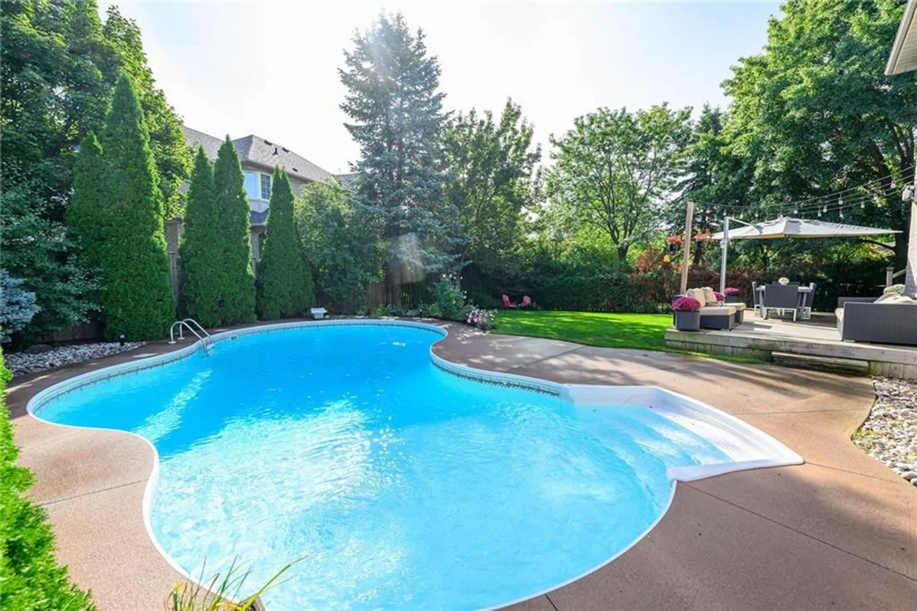 Indoor or outdoor pool for 2345 CARPENTERS Cir, Oakville Ontario L6M 3C7